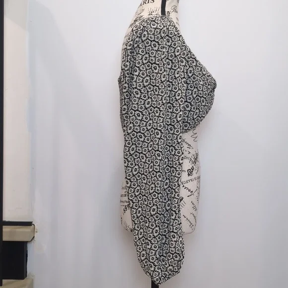 AMERICAN EAGLE | Women's Black/White Floral Long Sleeved Smocked Back Crop Top - Picture 4 of 6